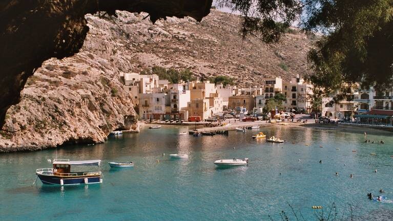 Gozo bietet Kultur und Geschichte, beispielsweise in Form vom uralten Ggantija-Tempel, wunderschöne Buchten und Panoramablicke über wilde Felsen und das weite Meer.